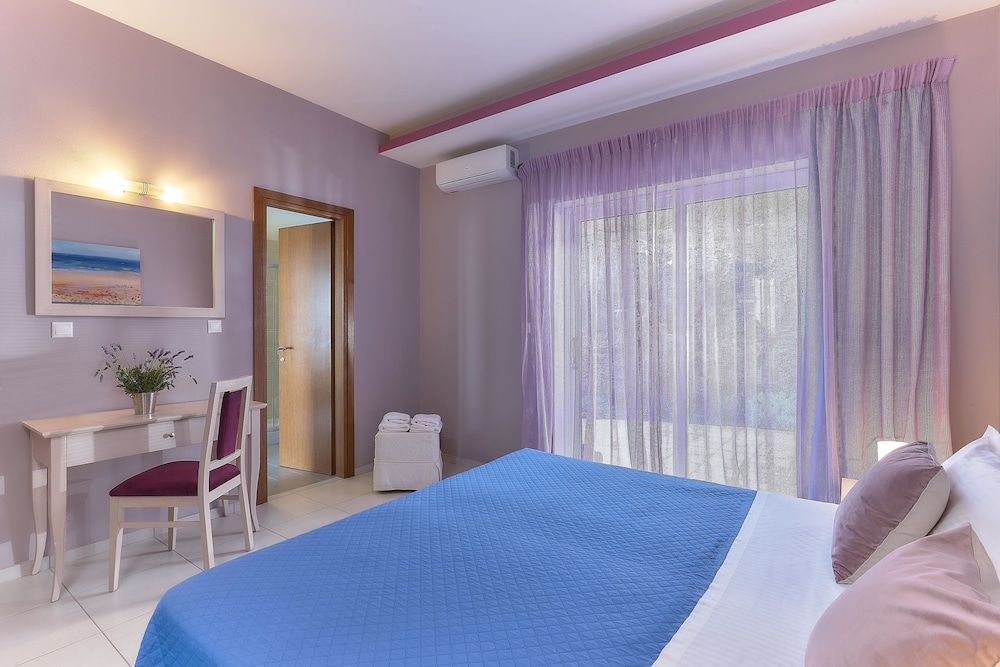 Nymphes Luxury Apartments — Hotel rooms in Lygaria