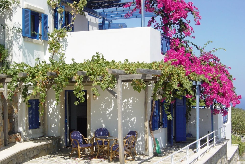 Nymphes Luxury Apartments — Hotel building in Lygaria