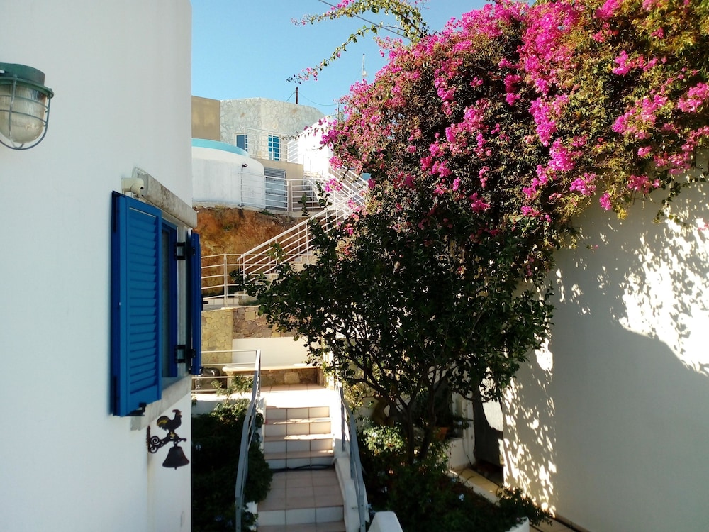 Nymphes Luxury Apartments — Hotel building in Lygaria