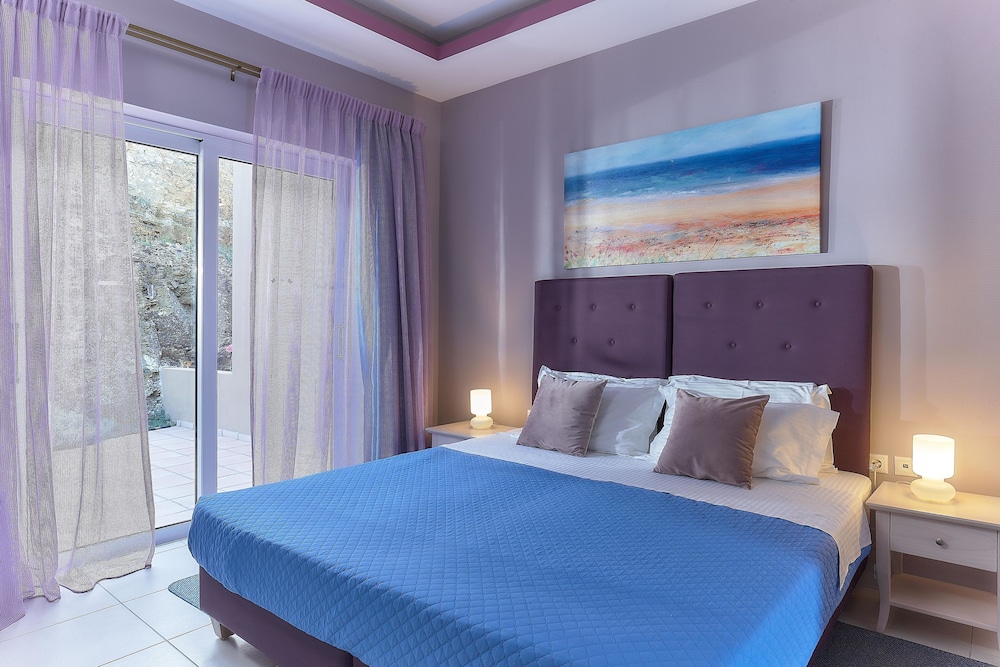 Nymphes Luxury Apartments — Hotel rooms in Lygaria