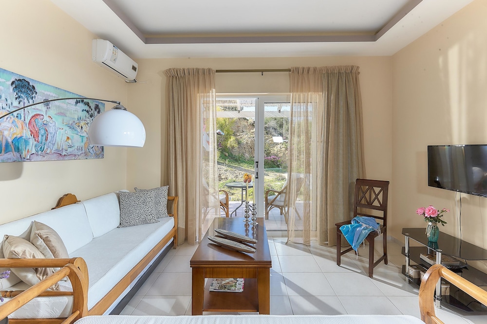Nymphes Luxury Apartments — Hotel rooms in Lygaria