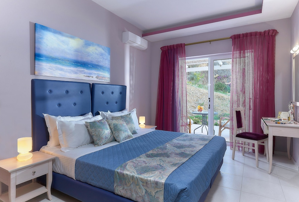 Nymphes Luxury Apartments — Hotel rooms in Lygaria