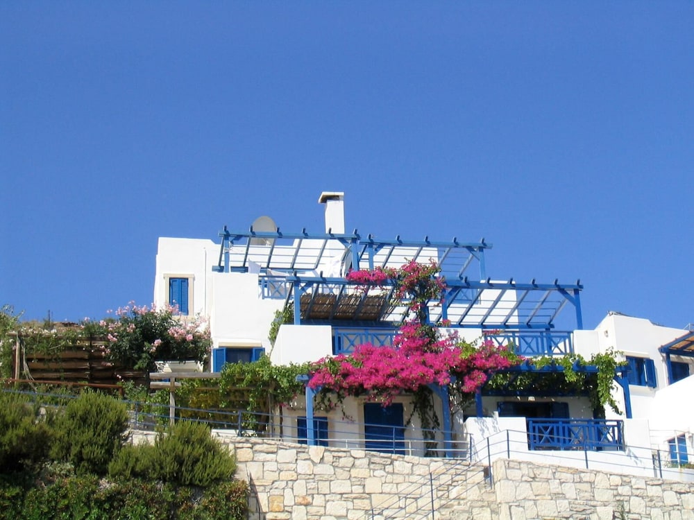 Nymphes Luxury Apartments — Hotel building in Lygaria