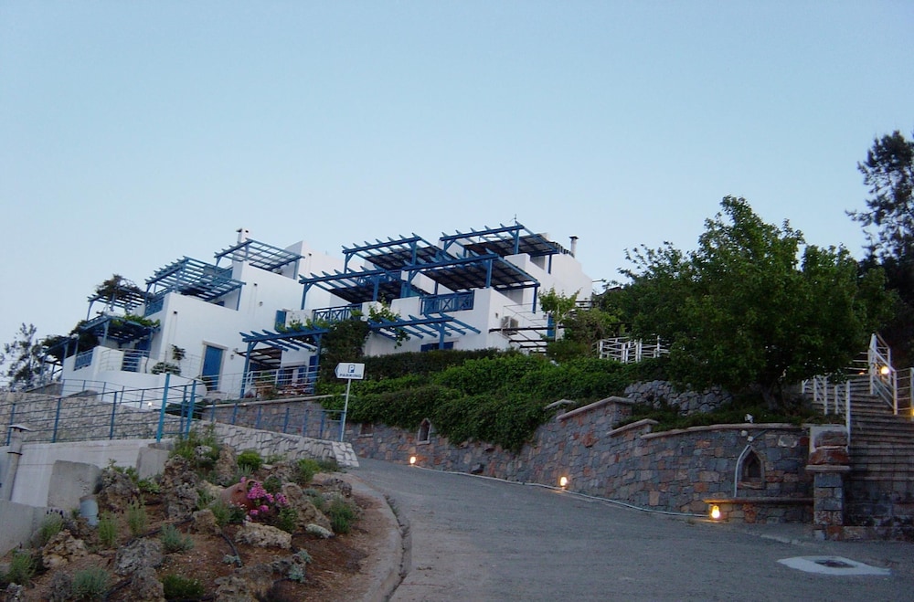 Nymphes Luxury Apartments — Hotel building in Lygaria