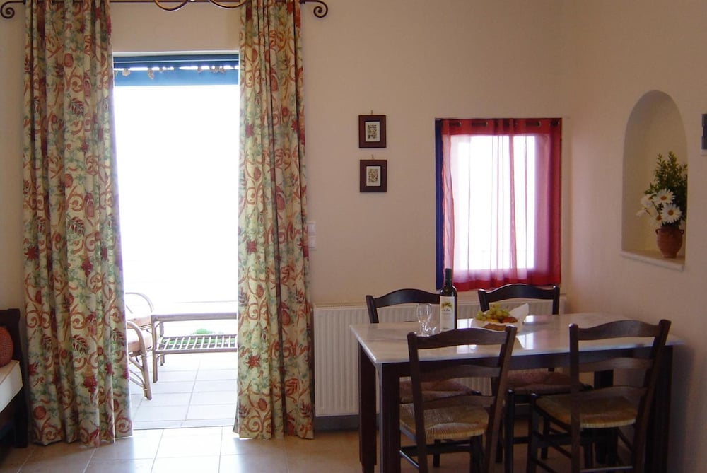 Nymphes Luxury Apartments — Hotel rooms in Lygaria