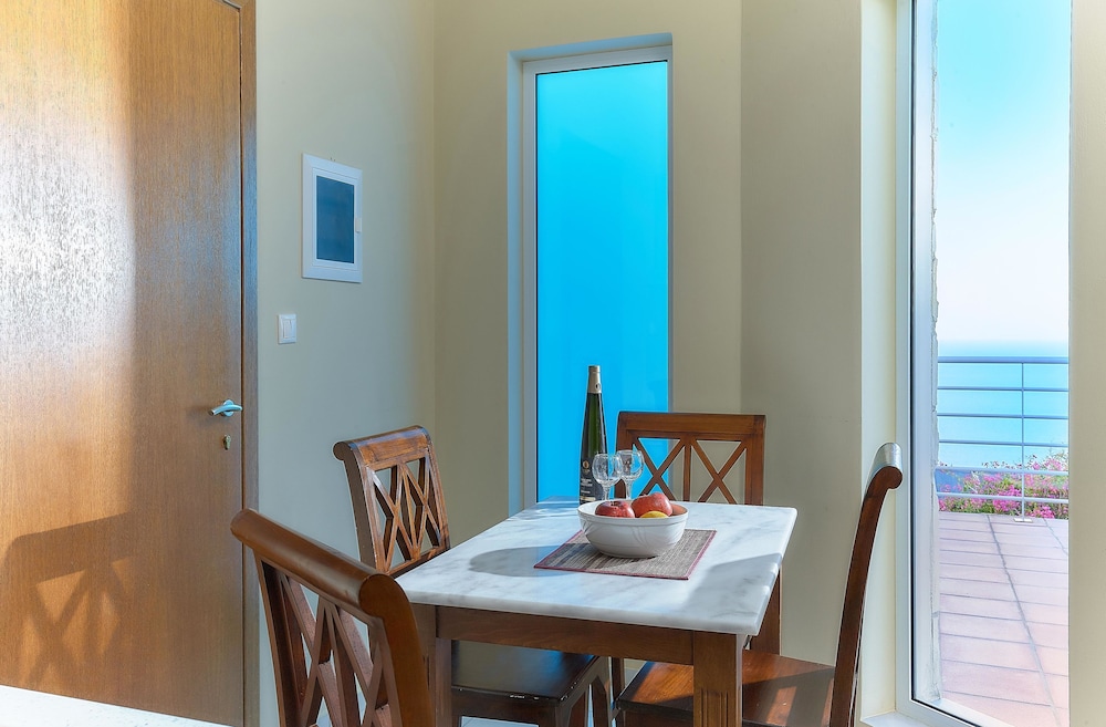 Nymphes Luxury Apartments — Hotel rooms in Lygaria
