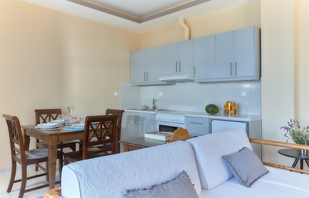 Nymphes Luxury Apartments — Hotel rooms in Lygaria