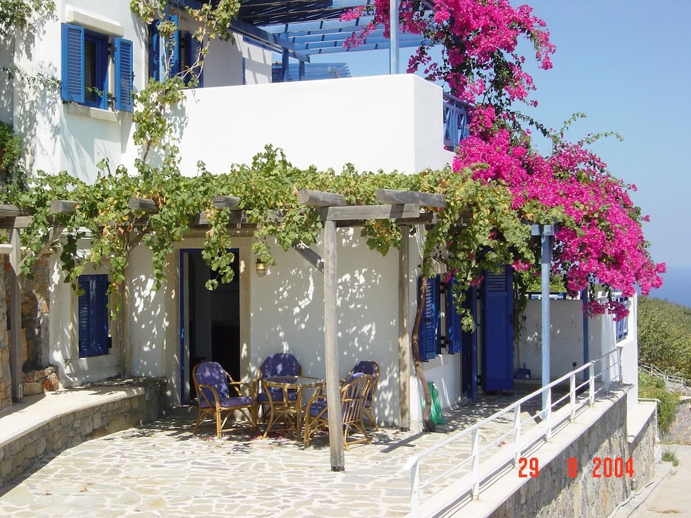 Nymphes Luxury Apartments — Hotel building in Lygaria