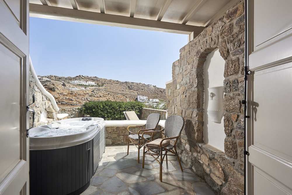 Palladium Hotel — Hotel building in Plati Gialos, South Aegean