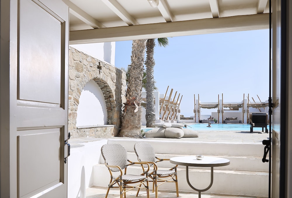 Palladium Hotel — Restaurant & bars in Plati Gialos, South Aegean