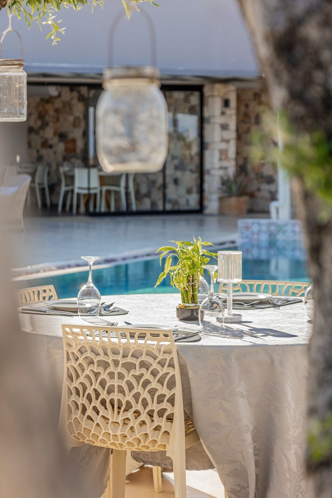 Paradise Island Villas — Restaurant & bars in Hersonissos