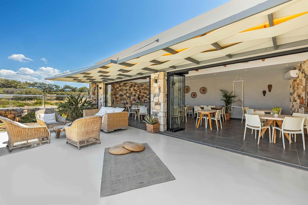 Paradise Island Villas — Restaurant & bars in Hersonissos