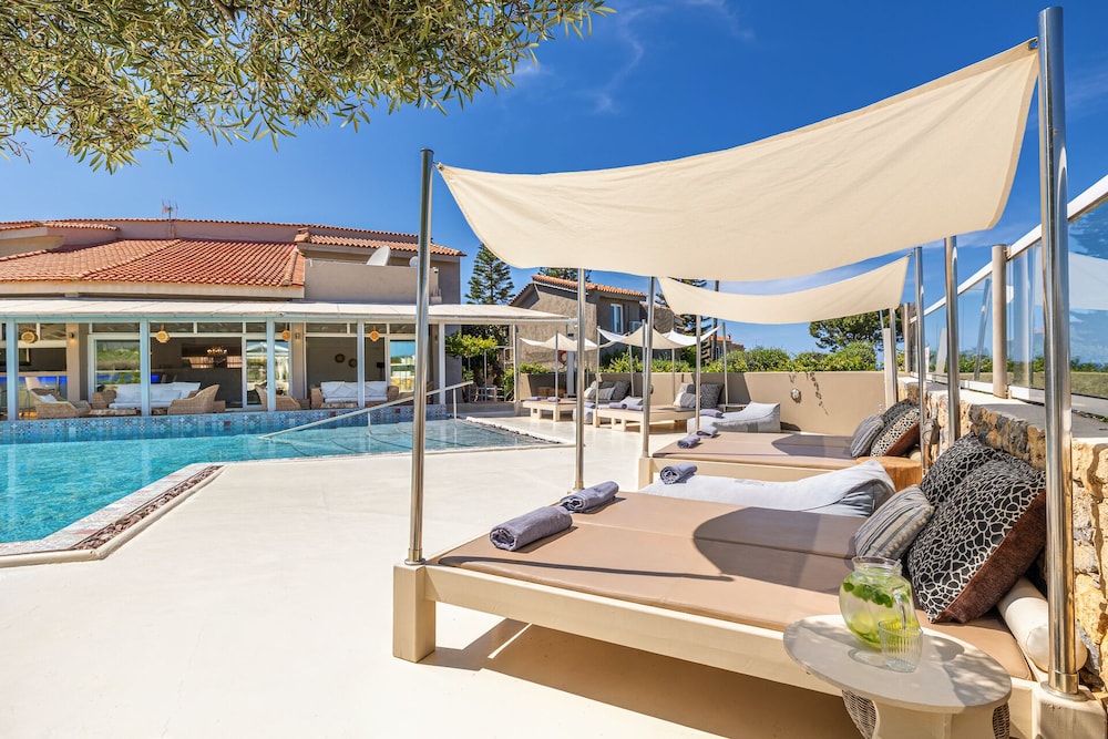 Paradise Island Villas — Swimming pool in Hersonissos