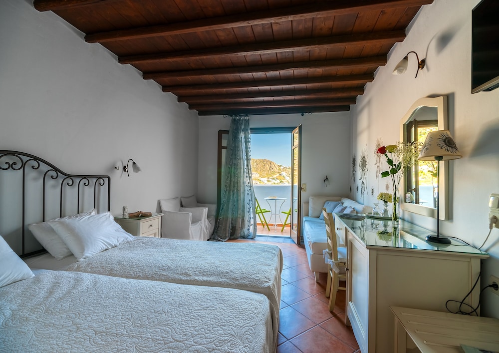Paradision Hotel — Hotel rooms in Tourlos, South Aegean
