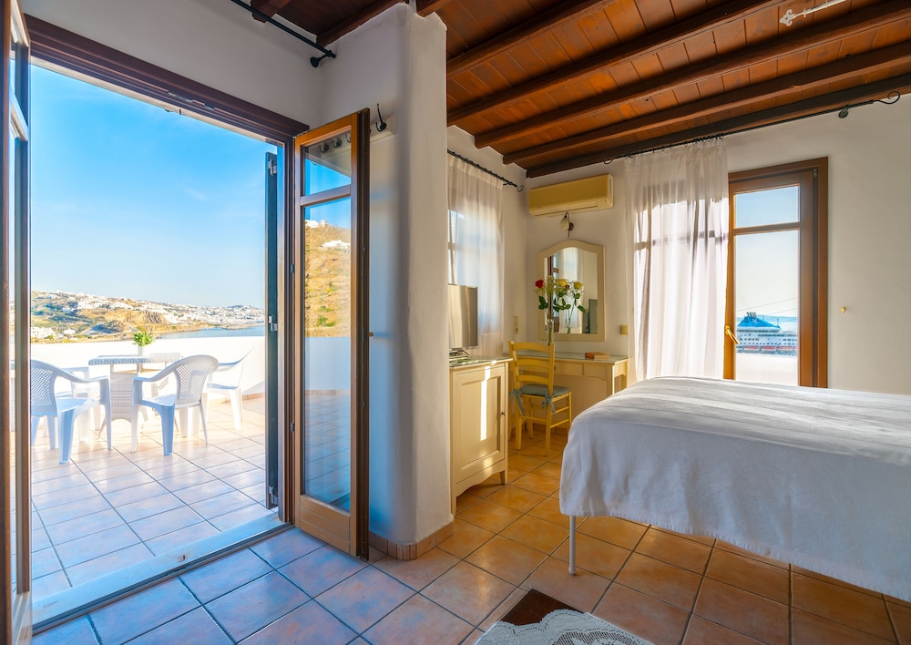 Paradision Hotel — Hotel rooms in Tourlos, South Aegean