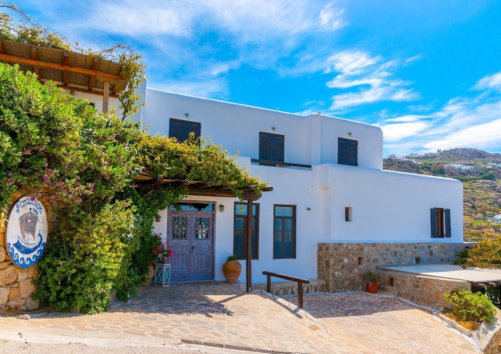 Paradision Hotel — Hotel building in Tourlos, South Aegean
