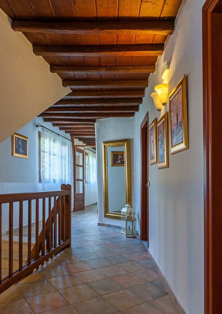 Paradision Hotel — Hotel building in Tourlos, South Aegean