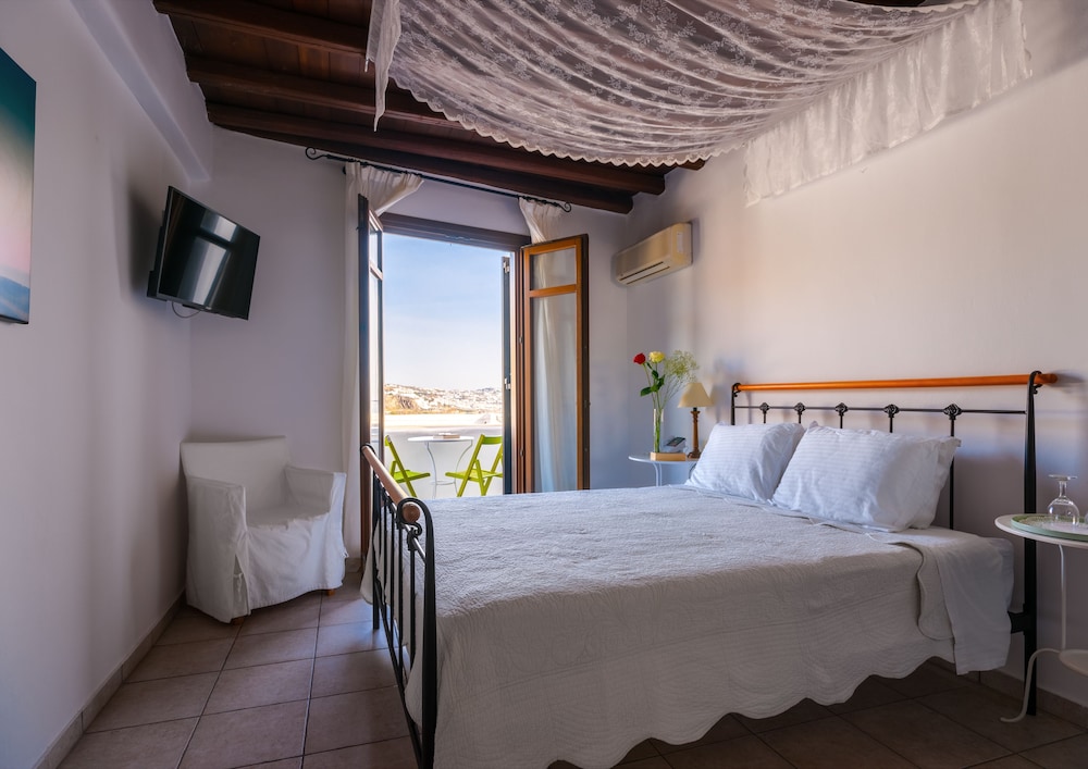 Paradision Hotel — Hotel rooms in Tourlos, South Aegean