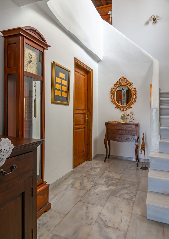 Paradision Hotel — Hotel building in Tourlos, South Aegean