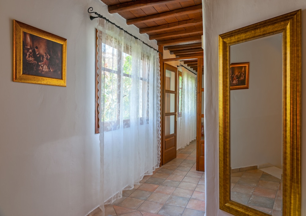 Paradision Hotel — Hotel building in Tourlos, South Aegean
