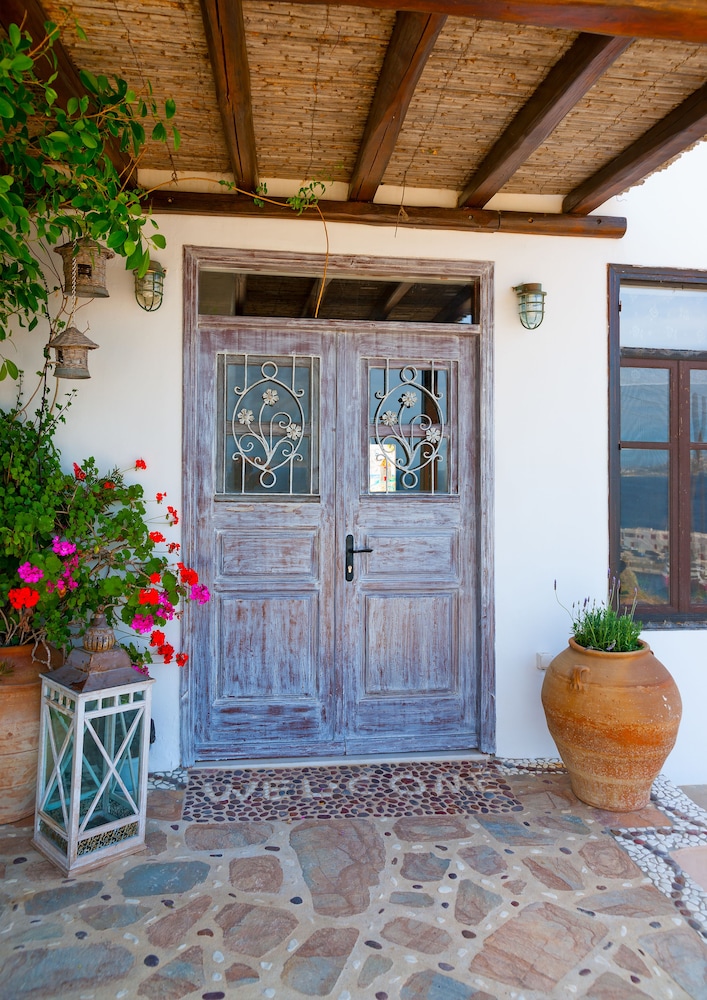 Paradision Hotel — Hotel building in Tourlos, South Aegean
