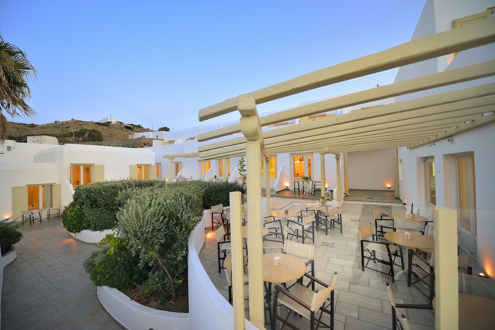 Hotel Pelican — Restaurant & bars in Mykonos Town, South Aegean