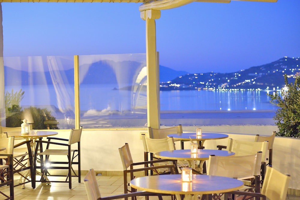 Hotel Pelican — Restaurant & bars in Mykonos Town, South Aegean