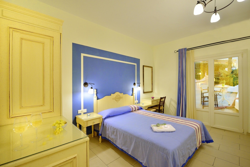 Hotel Pelican — Hotel rooms in Mykonos Town, South Aegean