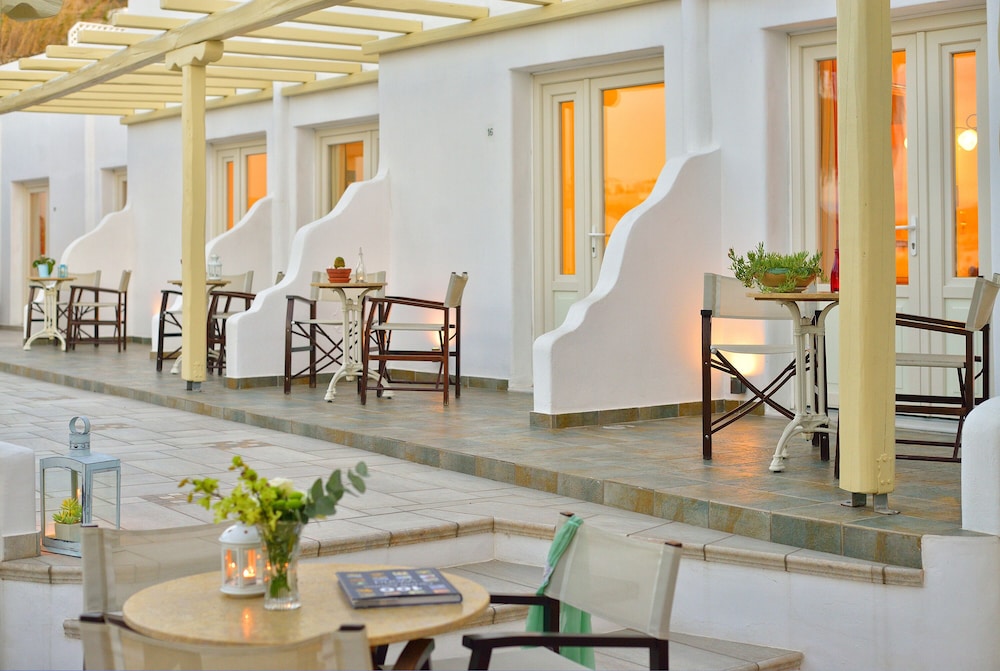 Hotel Pelican — Hotel rooms in Mykonos Town, South Aegean