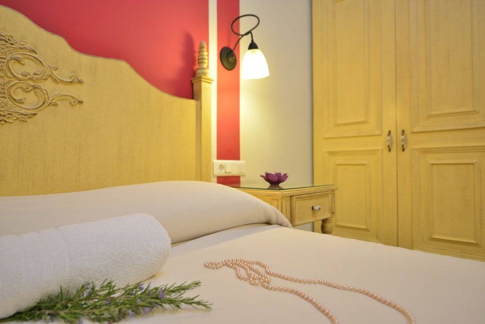 Hotel Pelican — Hotel rooms in Mykonos Town, South Aegean
