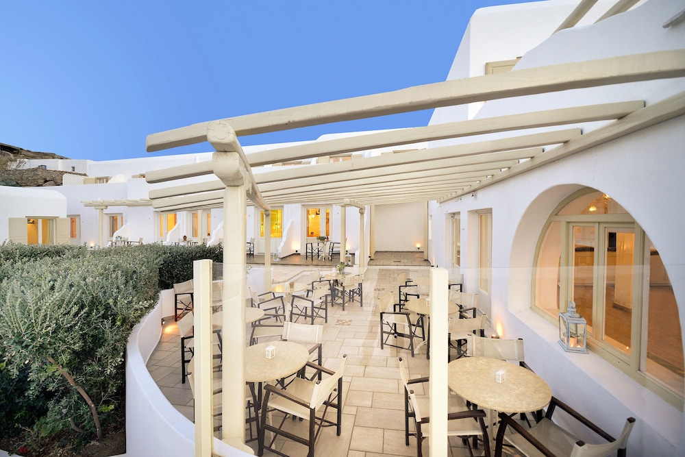 Hotel Pelican — Restaurant & bars in Mykonos Town, South Aegean