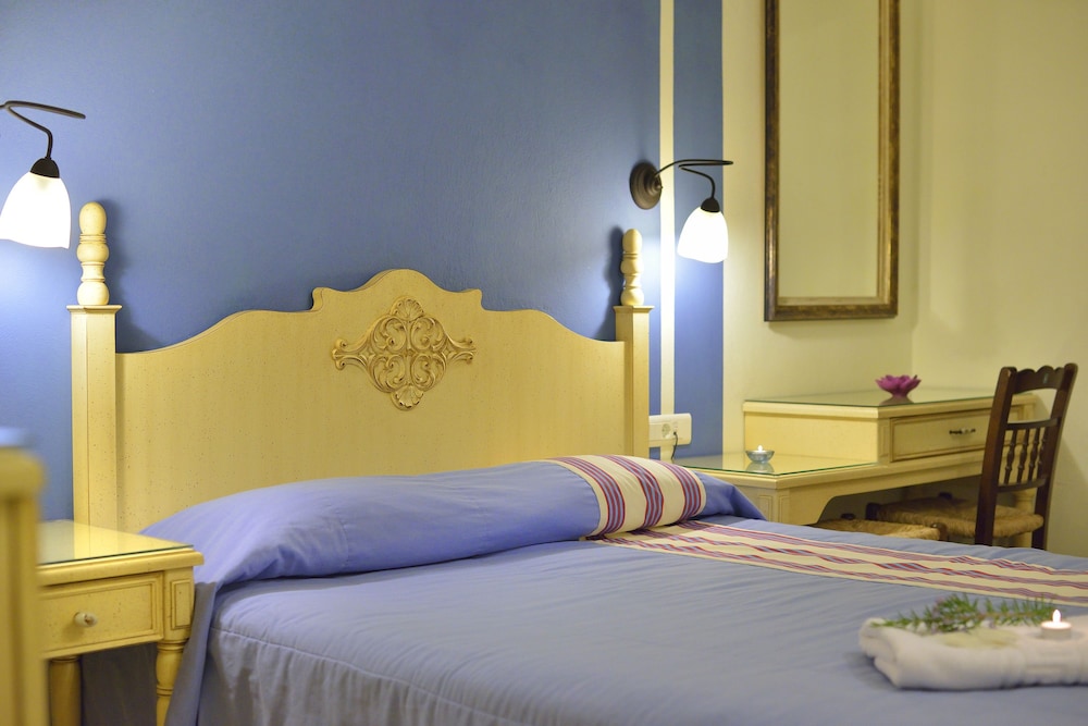 Hotel Pelican — Hotel rooms in Mykonos Town, South Aegean