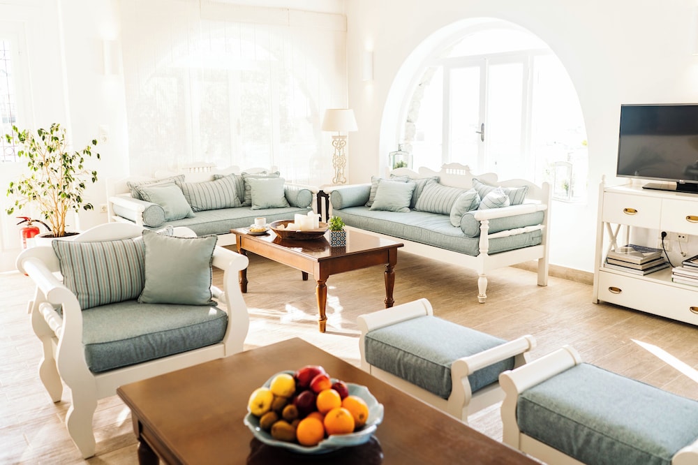 Hotel Pelican — Hotel rooms in Mykonos Town, South Aegean