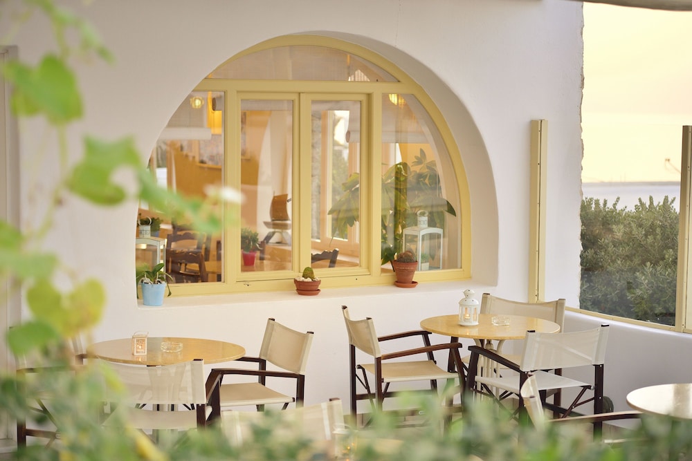 Hotel Pelican — Hotel rooms in Mykonos Town, South Aegean