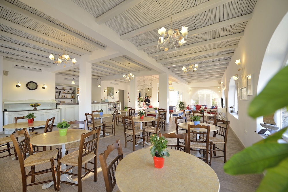Hotel Pelican — Restaurant & bars in Mykonos Town, South Aegean