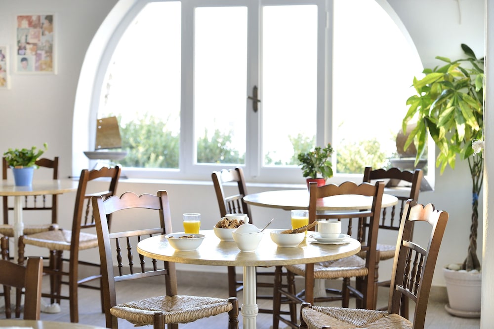 Hotel Pelican — Restaurant & bars in Mykonos Town, South Aegean
