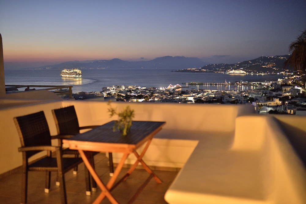 Hotel Pelican — Hotel rooms in Mykonos Town, South Aegean