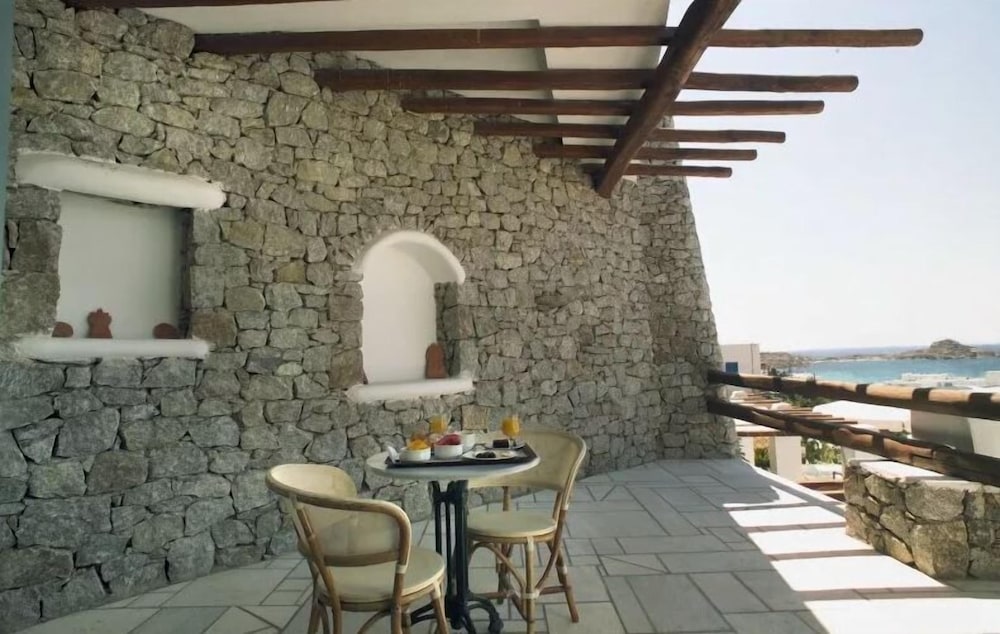 Pelican Bay Hotel — Hotel building in Plati Gialos, South Aegean