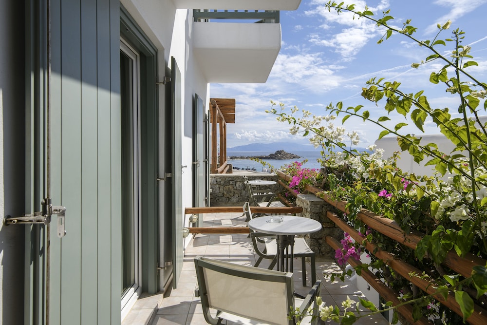 Pelican Bay Hotel — Hotel building in Plati Gialos, South Aegean