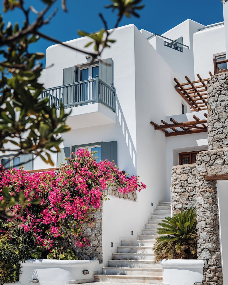 Pelican Bay Hotel — Hotel building in Plati Gialos, South Aegean