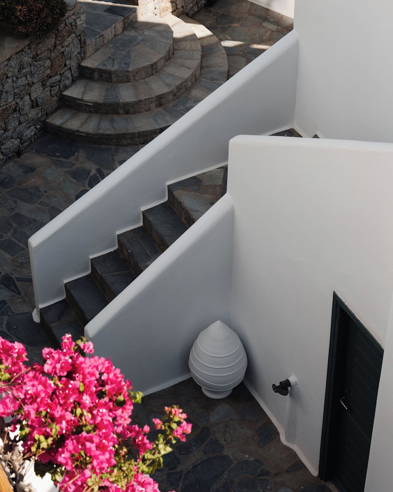 Pelican Bay Hotel — Hotel building in Plati Gialos, South Aegean