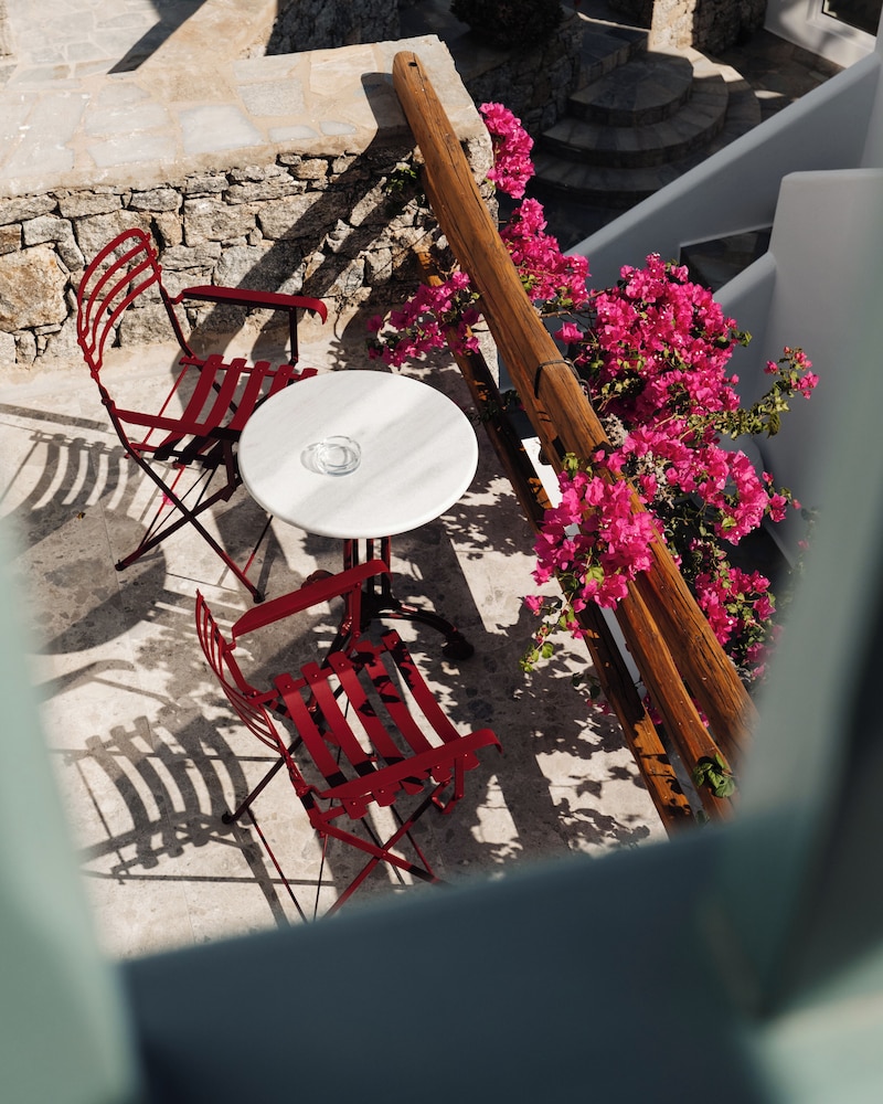 Pelican Bay Hotel — Hotel building in Plati Gialos, South Aegean