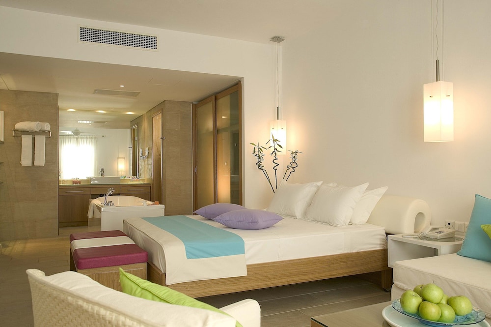 Petasos Beach Resort & Spa, Small Luxury Hotels of the World — Hotel rooms in Plati Gialos, South Aegean