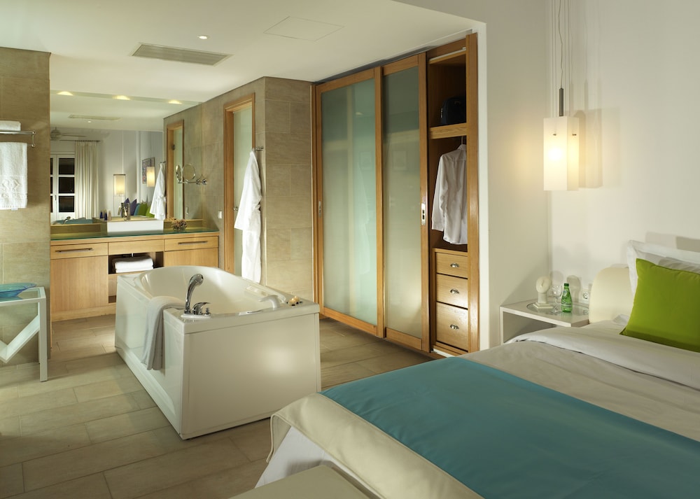 Petasos Beach Resort & Spa, Small Luxury Hotels of the World — Hotel rooms in Plati Gialos, South Aegean