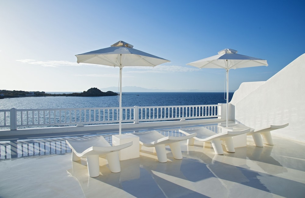 Petasos Beach Resort & Spa, Small Luxury Hotels of the World — Hotel building in Plati Gialos, South Aegean