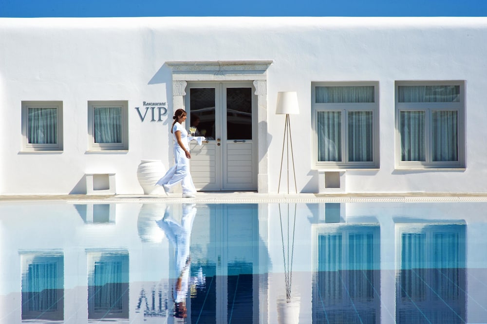 Petasos Beach Resort & Spa, Small Luxury Hotels of the World — Hotel building in Plati Gialos, South Aegean