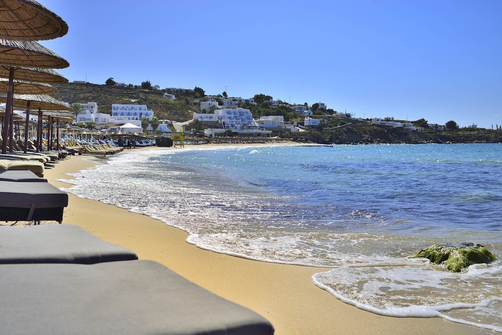 Hotel Petinos — Beach in Plati Gialos, South Aegean