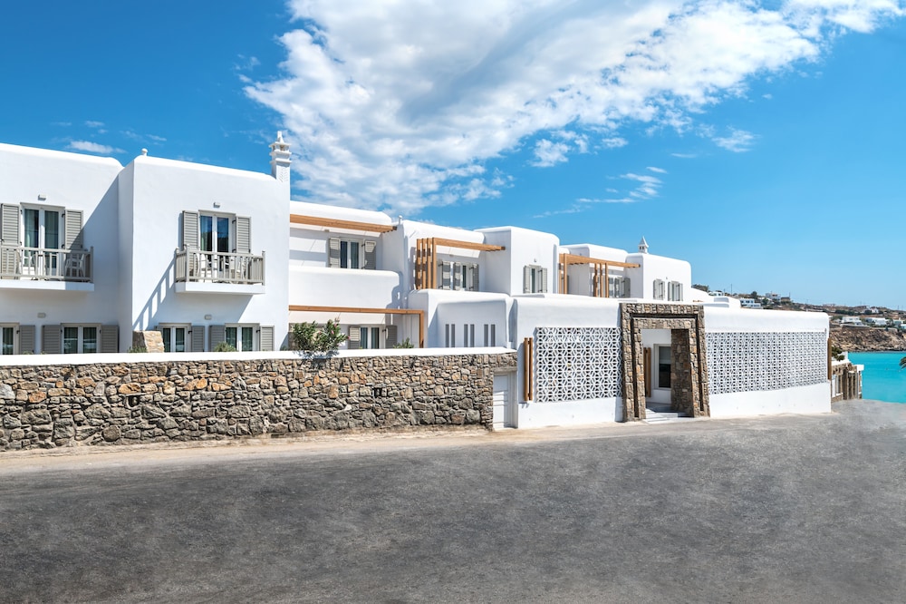 Hotel Petinos — Hotel building in Plati Gialos, South Aegean
