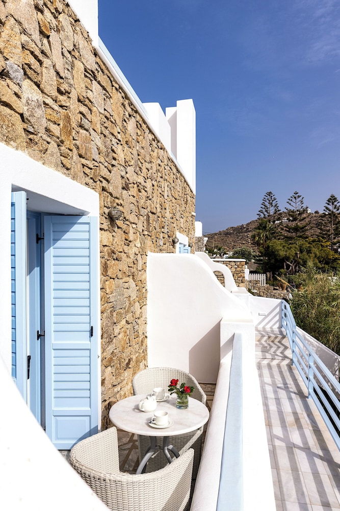 Hotel Petinos — Hotel building in Plati Gialos, South Aegean