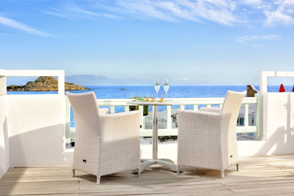 Hotel Petinos — Restaurant & bars in Plati Gialos, South Aegean